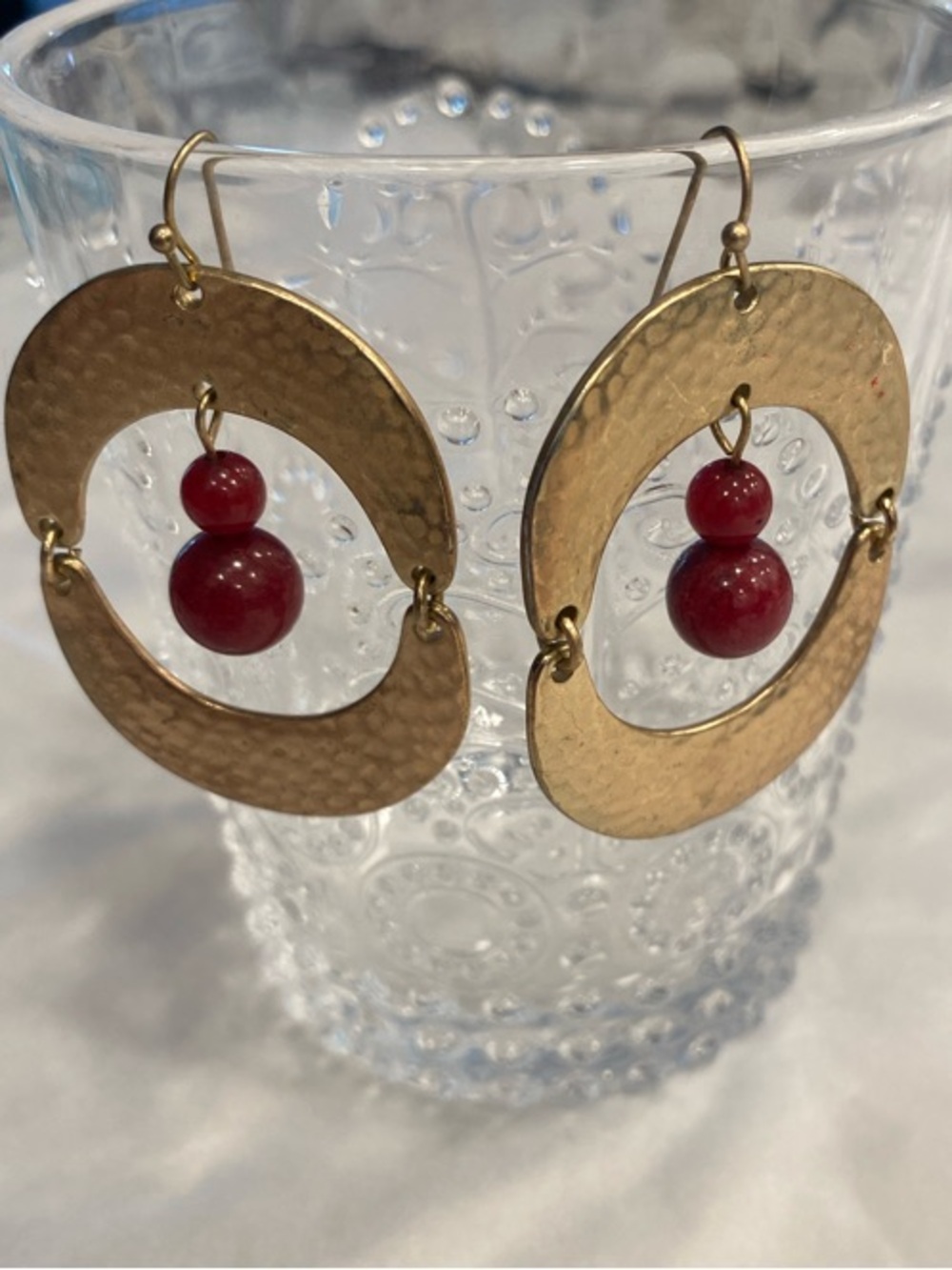 Hammered Gold Tone Statement Earrings Red Bead Drop Boho Chic Lightweight - Picture 3 of 6